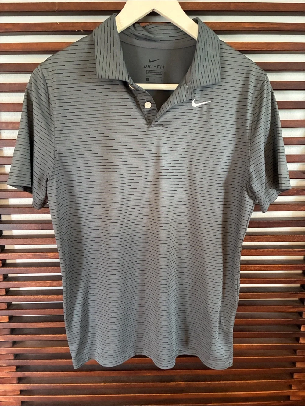 🎉NEW LISTING!🎉Nike Gray Patterned Dri-FIT Polo